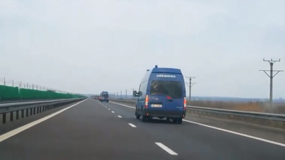 Jandarmeria sustine ca autospecialele filmate plecand din Constanta se deplaseaza la Calarasi pentru un meci de fotbal