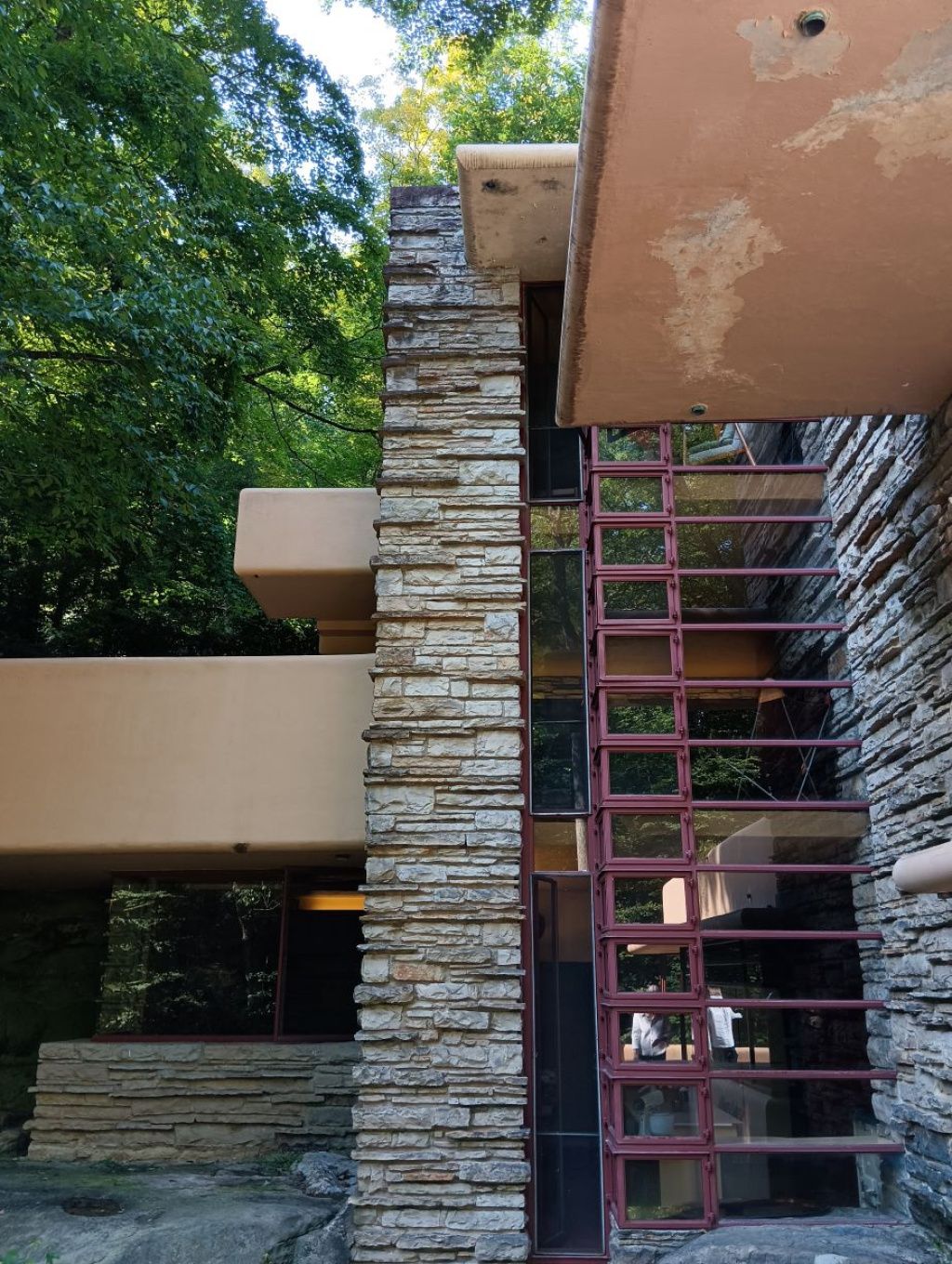 Cum arată Fallingwater, cea mai frumoasă casă din America, construită pe o cascadă - Imagine 4