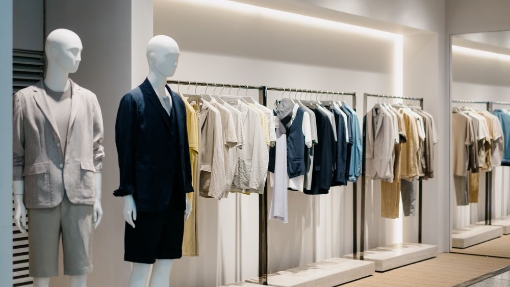 Studiu: Unde își caută românii inspirație vestimentară și ce îi convinge să facă cumpărături