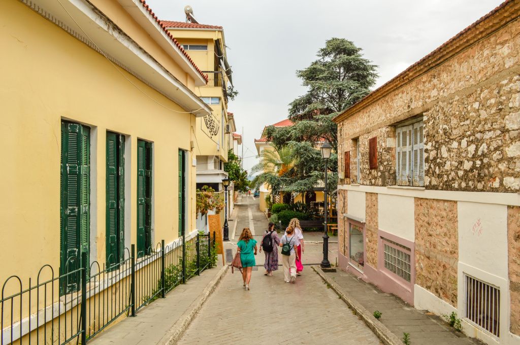 Zona centrală este pietonală, inclusiv strada comercială din Preveza.