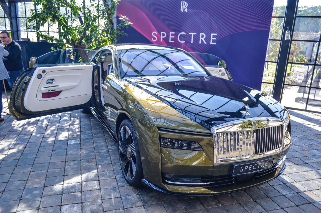 GALERIE FOTO | Rolls-Royce aduce mai multe premiere europene importante la București - Imagine 44