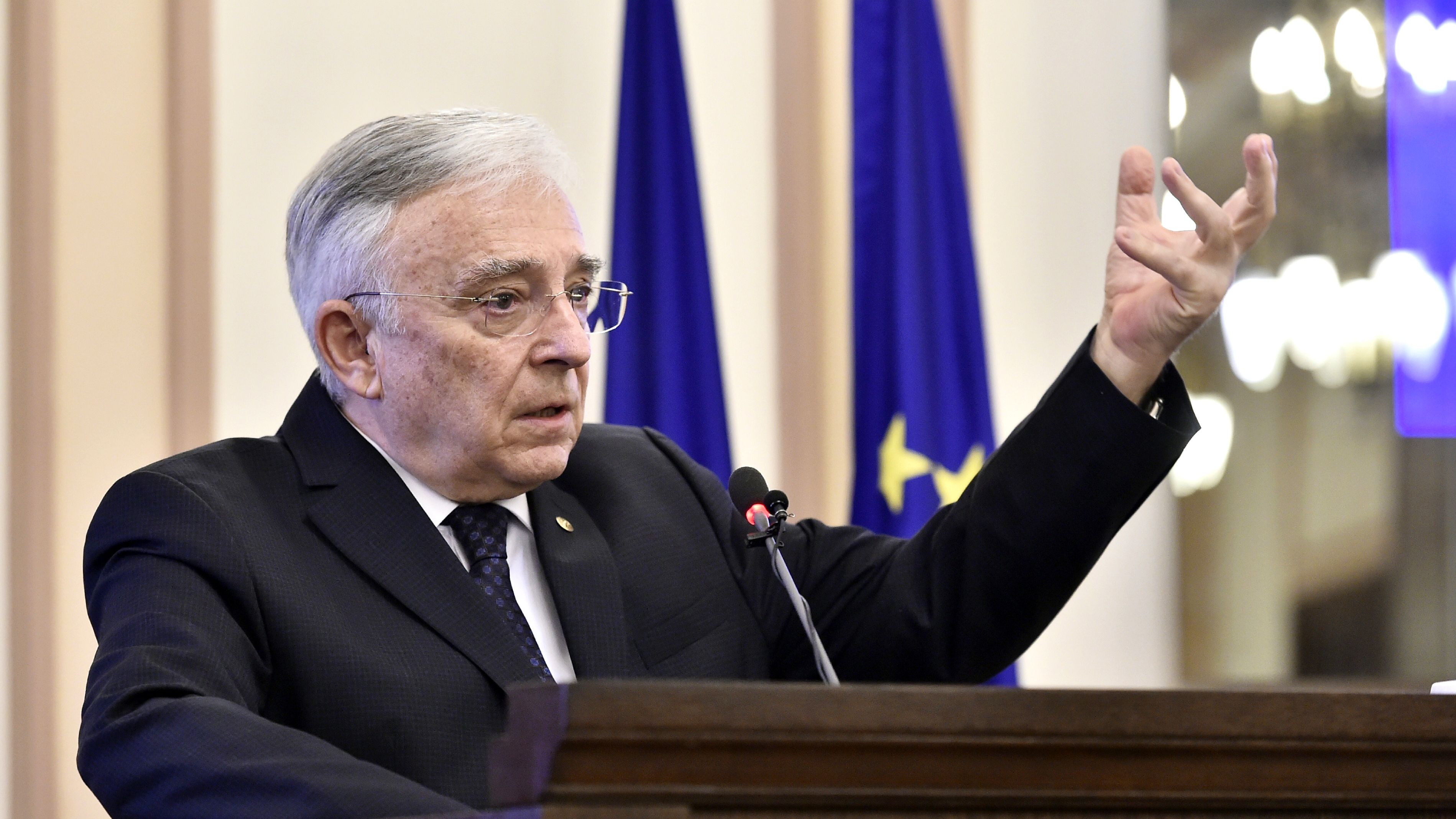 Declaratia de avere a guvernatorului Mugur Isarescu: ce salariu incaseaza de la BNR si ce pensie are