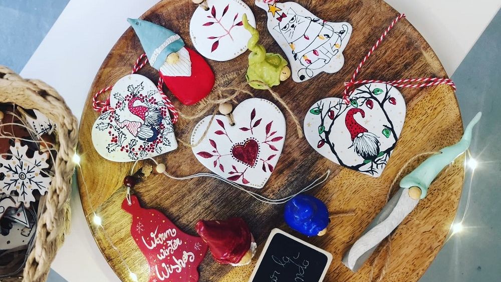 Povestea tinerei care și-a lăsat jobul din turism și a pariat pe antreprenoriat. De Crăciun vinde bijuterii handmade din rășină, sub brandul Atelier Emisart