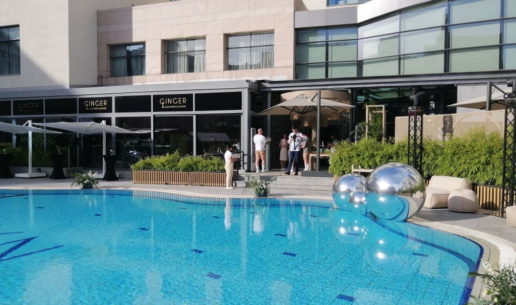 FOTO | Radisson Blu s-a reinventat: terasa cu piscină a devenit plajă urbană. Cum arată Nami Bea - Imagine 8