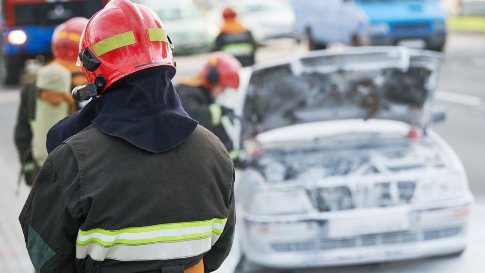 Mașinile electrice și focul: Care este riscul real și ce soluții au pompierii dacă o mașină pe baterii ia foc
