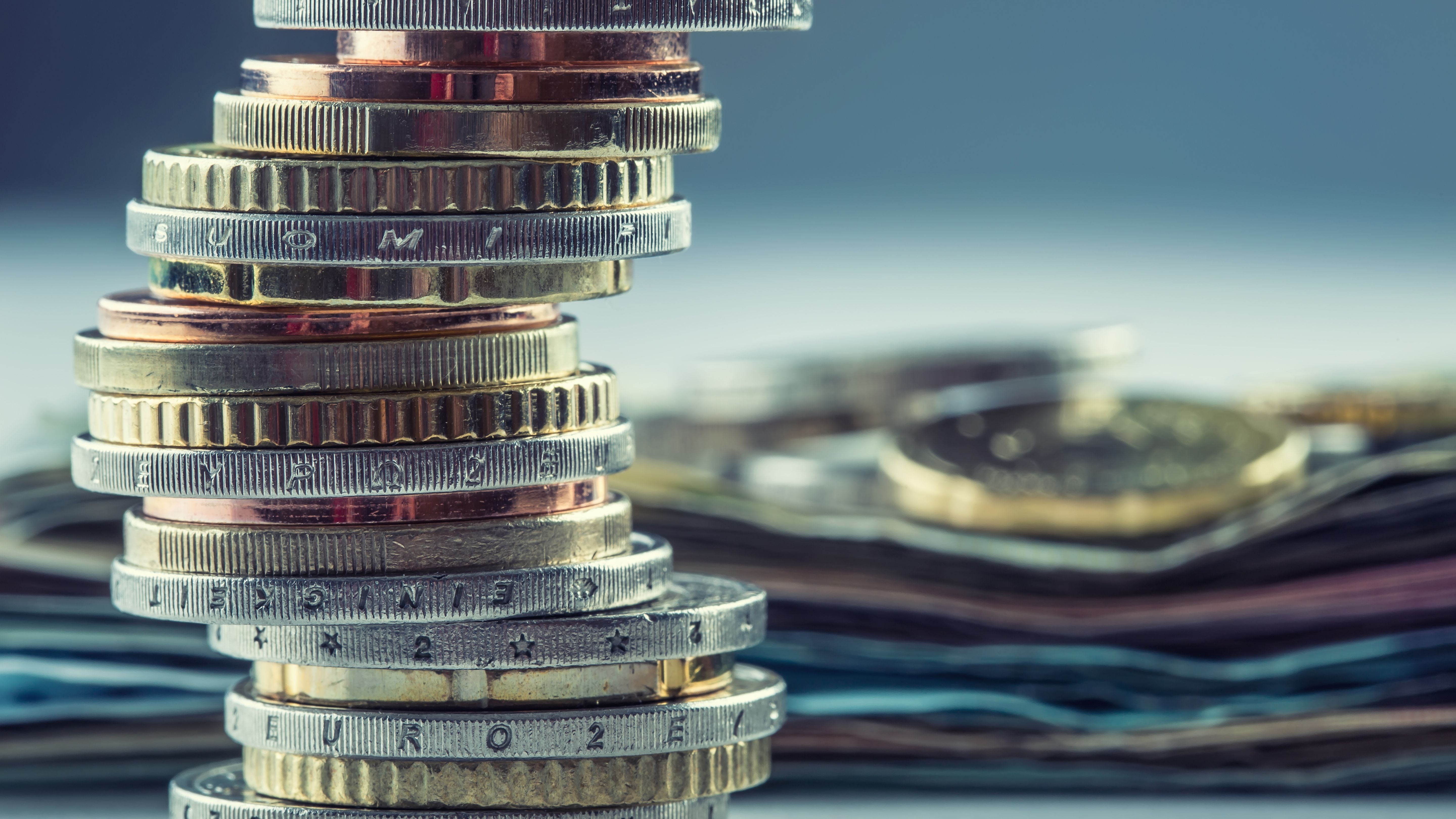 2002 - anul in care au fost introduse monedele si bancnotele euro