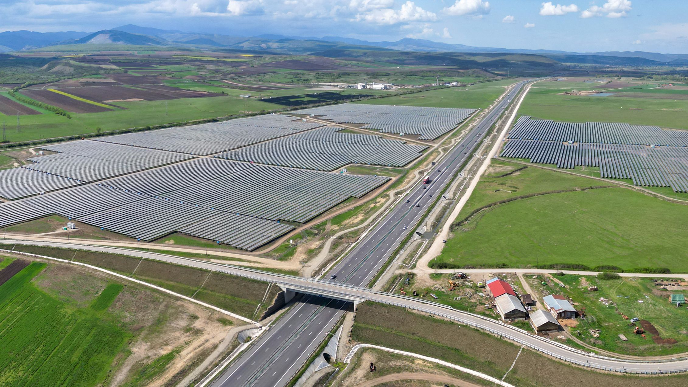 Un nou parc fotovoltaic de aproape 175 milioane de euro se construiește în Dâmbovița. Ce capacitate va avea