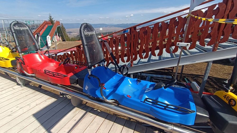 FOTO: Cât costă să te dai cu bobul la Toplița. Pista de bob Alpine Coaster din Harghita e cea mai mare din România