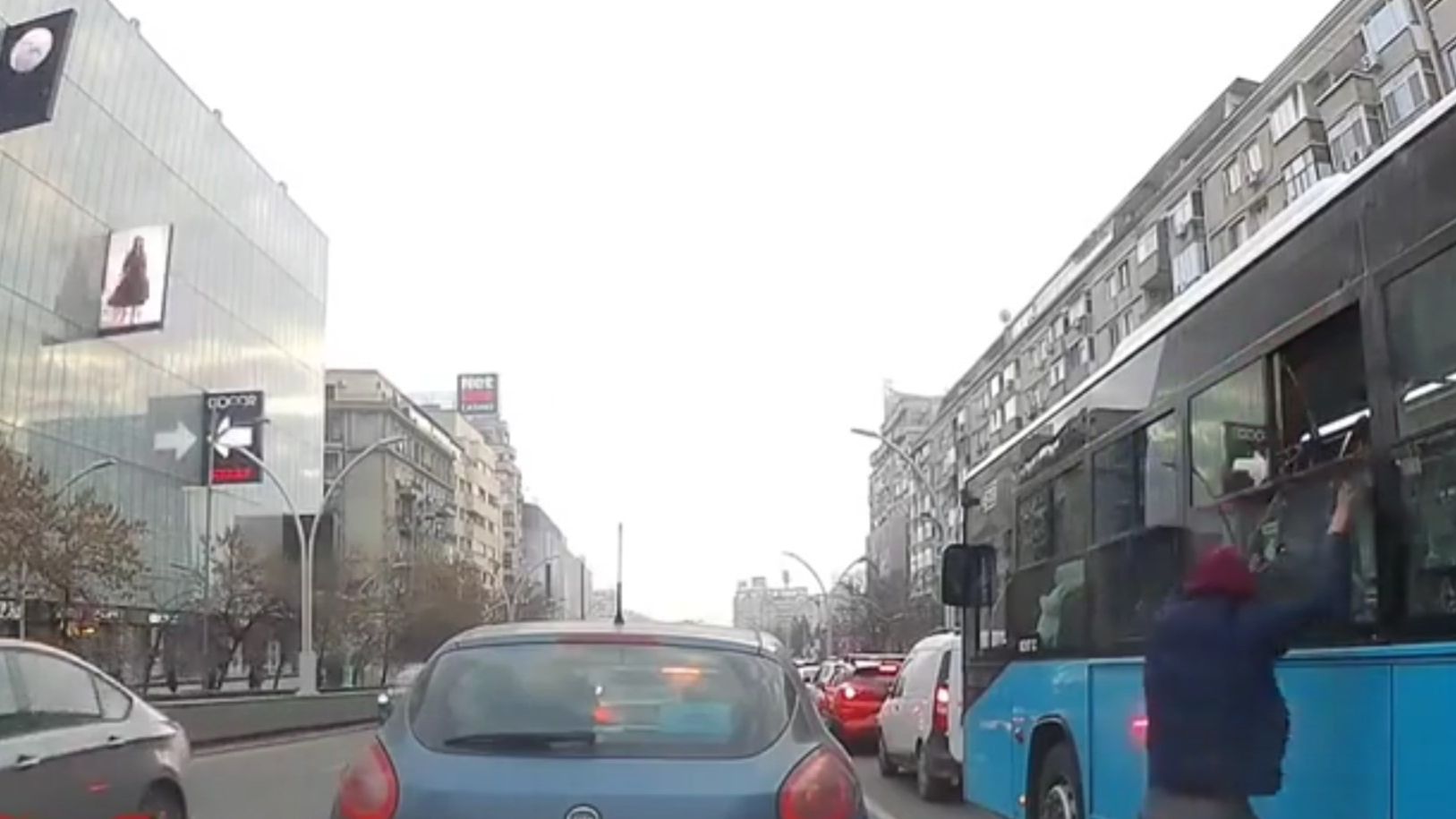 „Spider-man” din STB: un tănăr iese pe geamul autobuzului în București