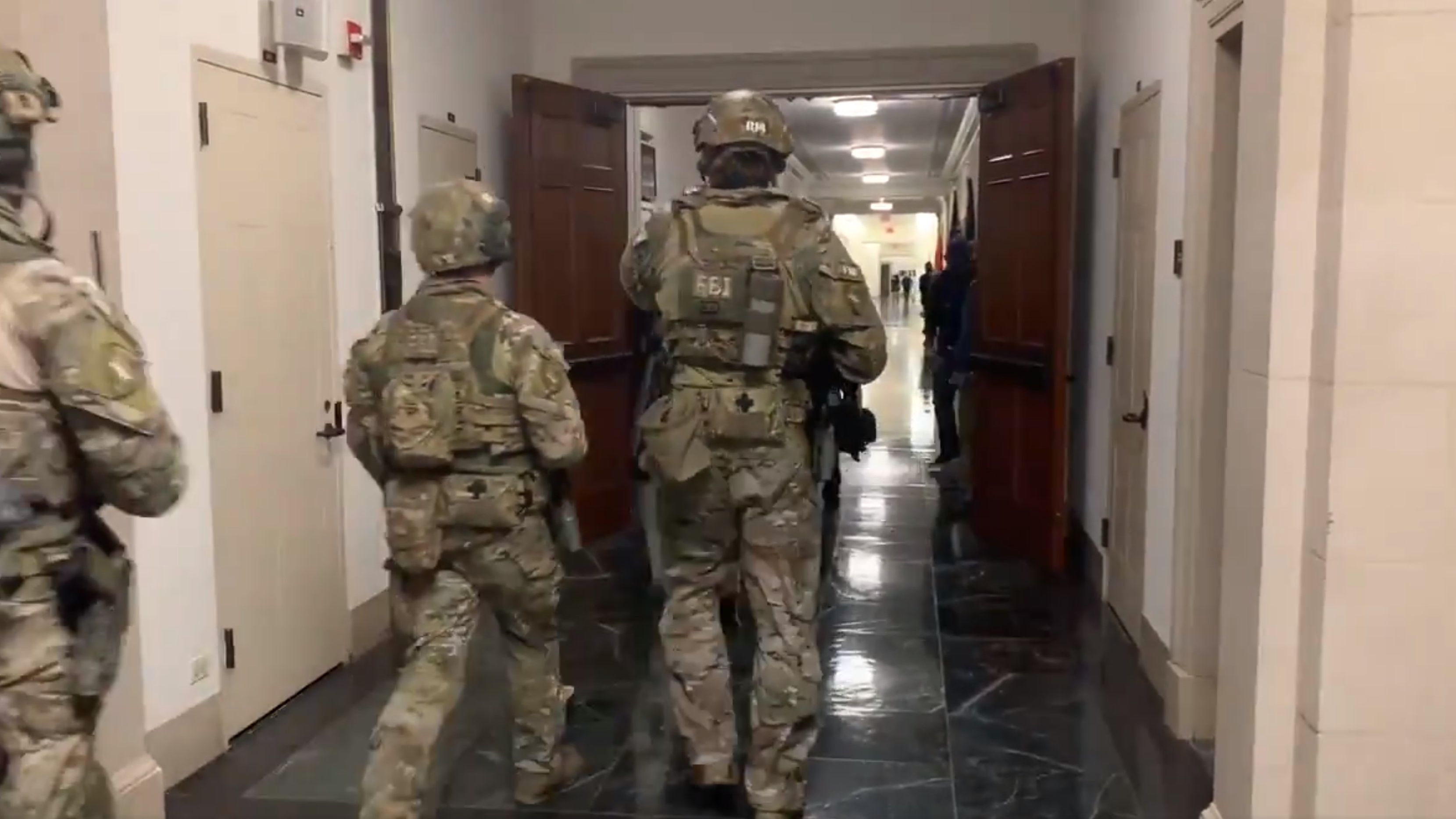 A fost descoperită o bombă la sediul Partidului Republican. Trupe SWAT ale FBI intră în Capitoliu