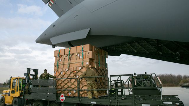 Ministerul Apărării Naţionale: Al doilea transport cu 45 de tone de echipament medical din Coreea de Sud a ajuns pe aeroportul Otopeni