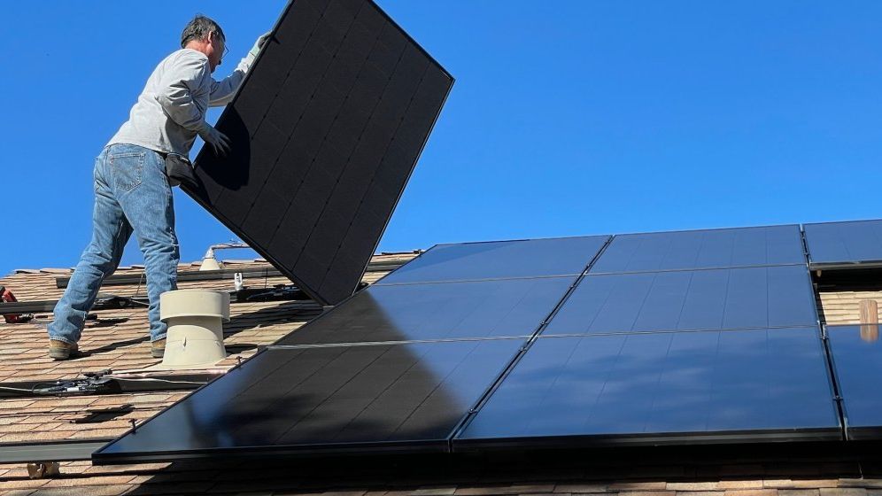 Cele mai comune greșeli pe care le fac cei care-și pun panouri solare. Albert Soare, Kilowat: Devii un risc și pentru tine, și pentru vecini