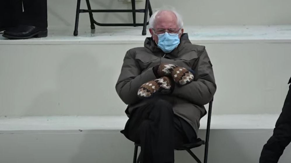 Bernie Sanders vrea să vândă hanorace cu imaginea sa celebră de la inaugurarea lui Biden