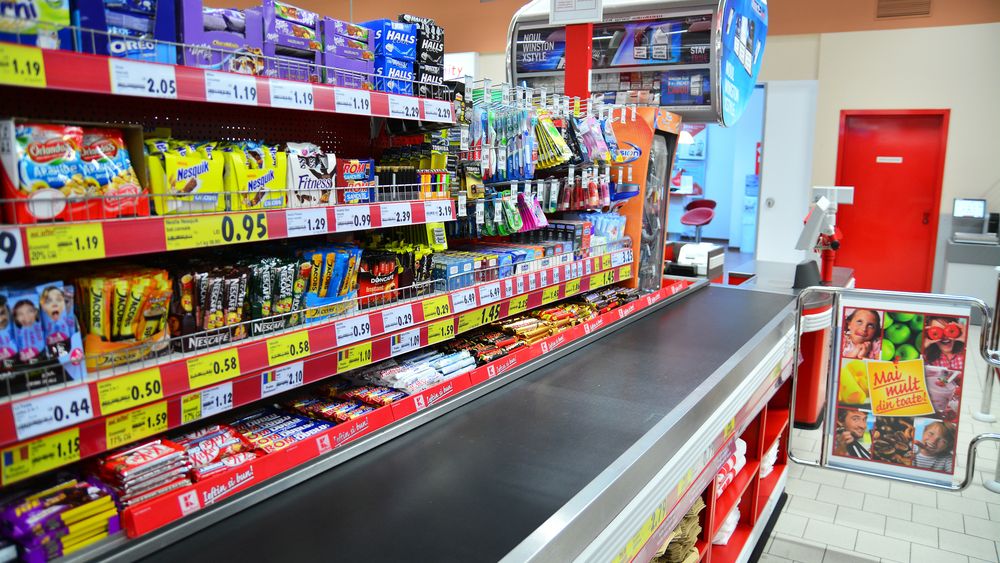 Proiect de lege pentru combaterea obezitatii: supermarketurile, obligate sa aiba case de marcat care sa nu mai expuna dulciuri