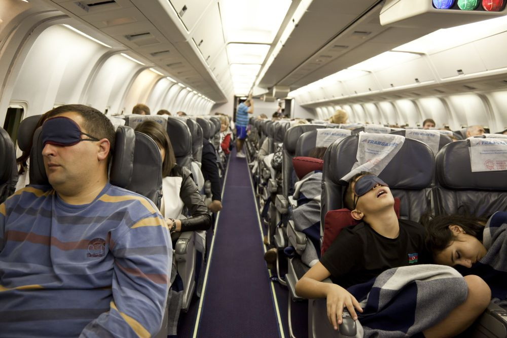 Cum să te pregătești pentru multe ore în avion: sfaturi de la un însoțitor de bord