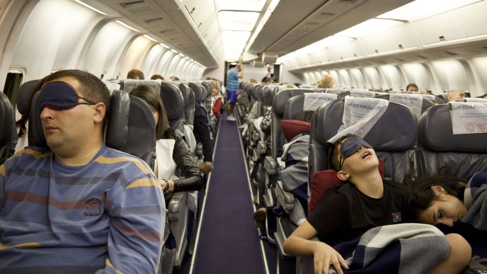 Cum să te pregătești pentru multe ore în avion: sfaturi de la un însoțitor de bord