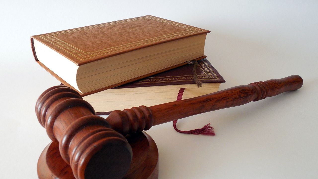 Românii cu credite la bănci, avertizați după amenda ROBOR: Nu plătiți avocați care promit bani înapoi înainte de verdictul final