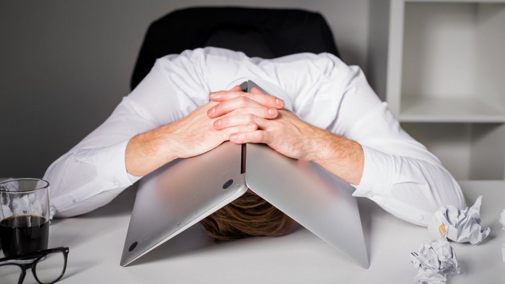 Sondaj: 4 din 10 angajați români au avut un an mai greu decât 2020, și acasă și la job