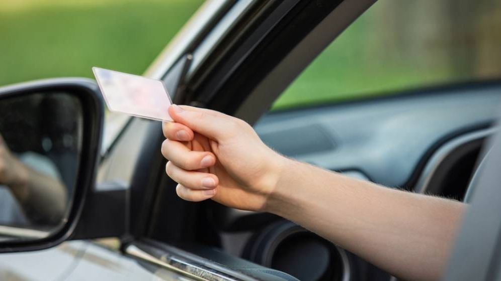 Proiect: Șoferii vor putea plăti amenzile de circulație instant, direct de pe telefon. Când ar putea fi gata noua lege