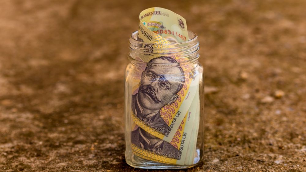 Românii, ”certați” pentru că investesc în titluri de stat: ”Îi dați bani lui Ciolacu”. Ce se întâmplă cu banii plasați