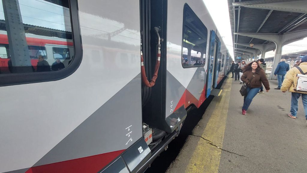 GALERIE FOTO | Primul tren electric cumpărat de România în 40 de ani, gata de prima călătorie - Imagine 8