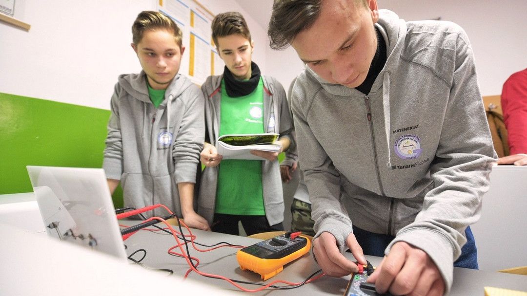 Cum fac practica intr-un laborator electric de ultima generatie elevii unui liceu din Jibou