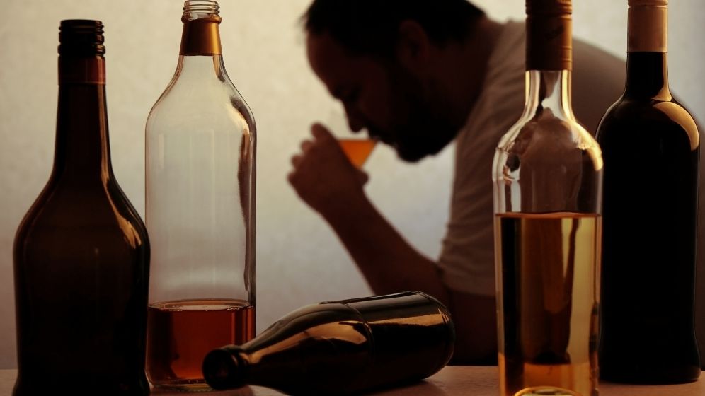 BBC: De ce oamenii trag la alcool în perioada de izolare