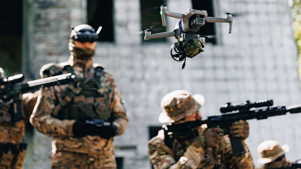 Liderul nord-coreean testează „drone sinucigașe” și vrea să modernizeze armata cu ajutorul AI