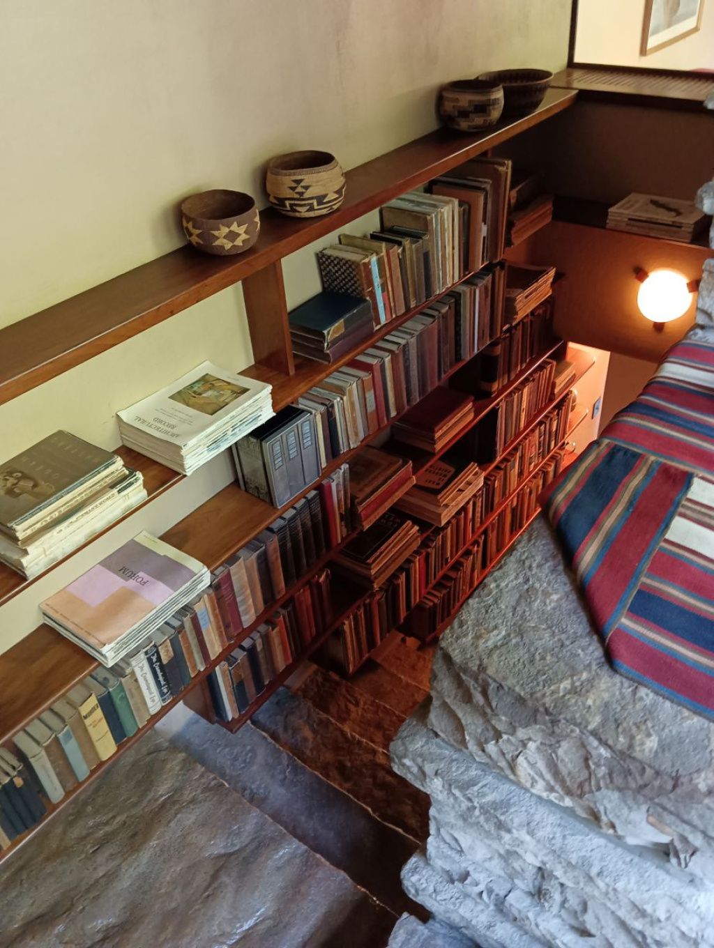 Cum arată Fallingwater, cea mai frumoasă casă din America, construită pe o cascadă - Imagine 27