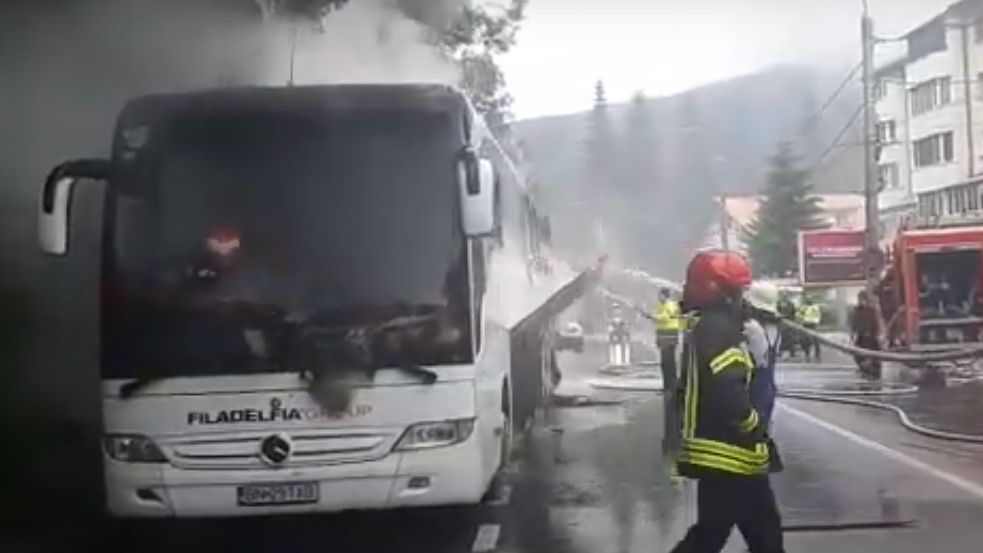 VIDEO Un autocar cu 46 de persoane s-a făcut scrum după ce a luat foc în mers pe DN1. Traficul este îngreunat în zonă