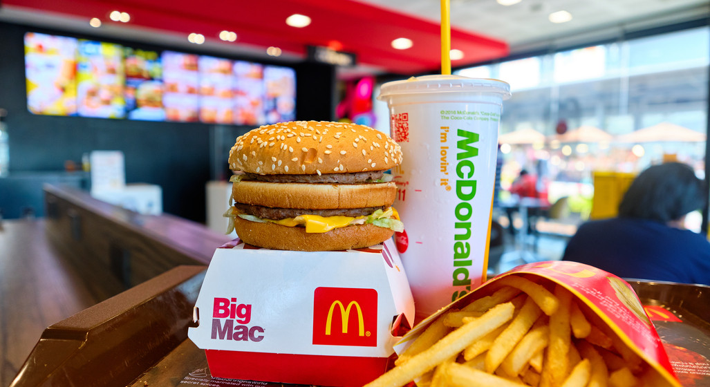 Ce se întâmplă în bucătăriile McDonald’s? Românii pot vedea cum sunt pregătiți burgerii și cartofii prăjiți