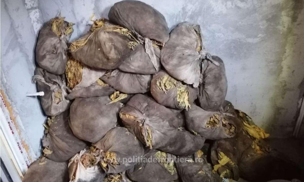 GALERIE FOTO | Cum arată fabricile ilegale de țigări din România. Produc sute de tone anual - Imagine 6
