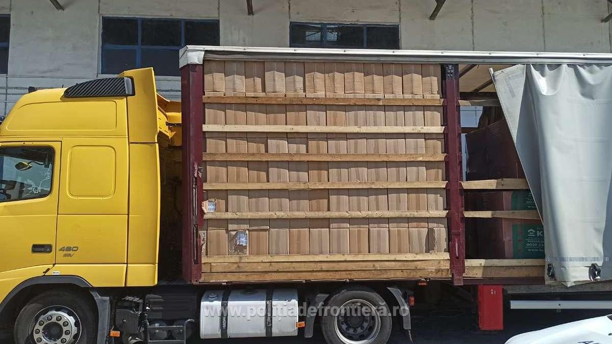 Cea mai mare captură de țigări de contrabandă a anului: un camion plin cu 162.000 de pachete