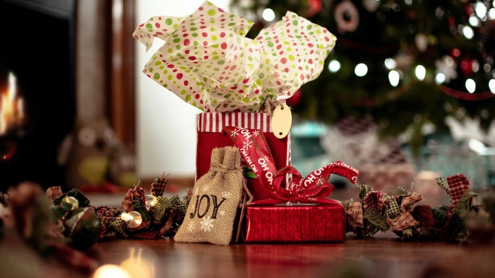 Românii au mai puțini bani pentru cadourile de Crăciun. Cum a afectat inflația buzunarul lui Moș Crăciun