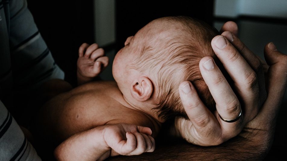 Guvernul a aprobat acordarea concediului paternal la naşterea fiecărui copil, nu numai la primul