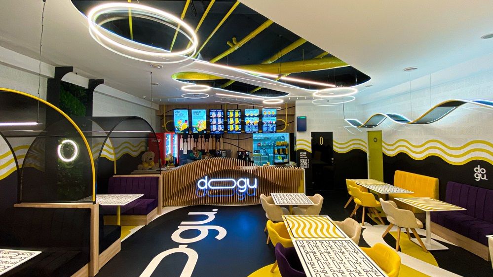 Dogu, franciza care propune un nou tip de hot dog. Doi antreprenori români reinventează unul dintre cele mai cunoscute produse fast-food