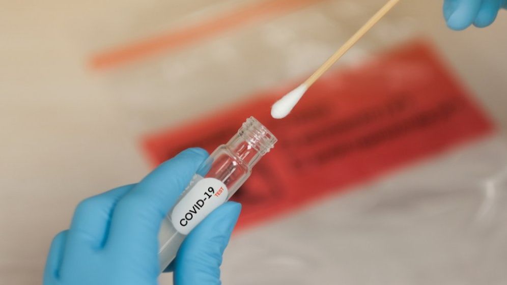 Studiu: O infecție din trecut cu Covid-19 protejează la fel de bine ca un vaccin