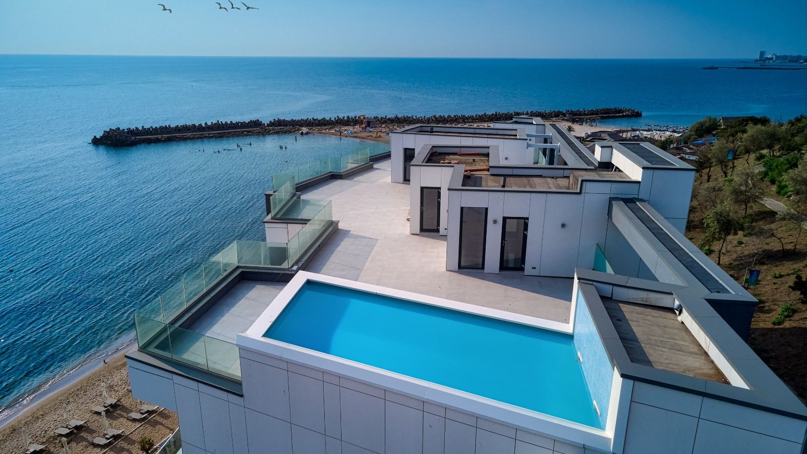 GALERIE FOTO | Cum arată un penthouse de peste 1 milion de euro amplasat pe malul mării la Olimp