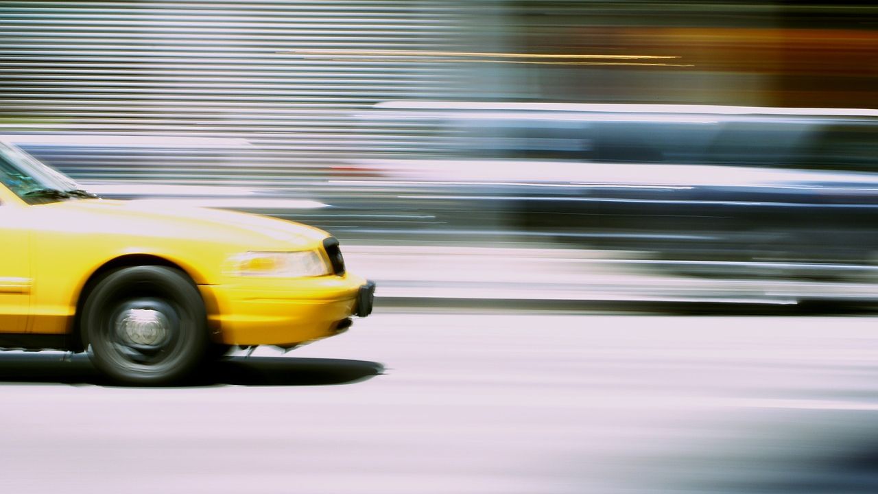 Taxify reduce tarifele sub pretul minim al companiilor de taximetrie sau Uber