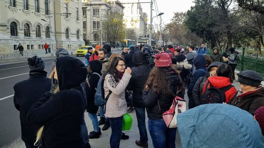 Protest cu ligheane in fata Primariei Bucuresti: Firea, vrem apa calda!