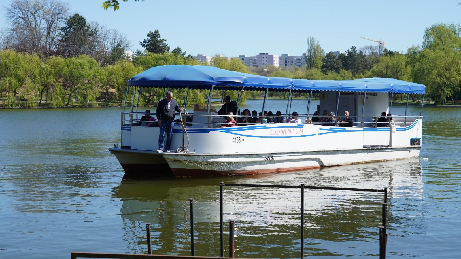 Plimbări gratuite cu vaporașul pe lacul din Parcul IOR din București. Programul în următoarele luni