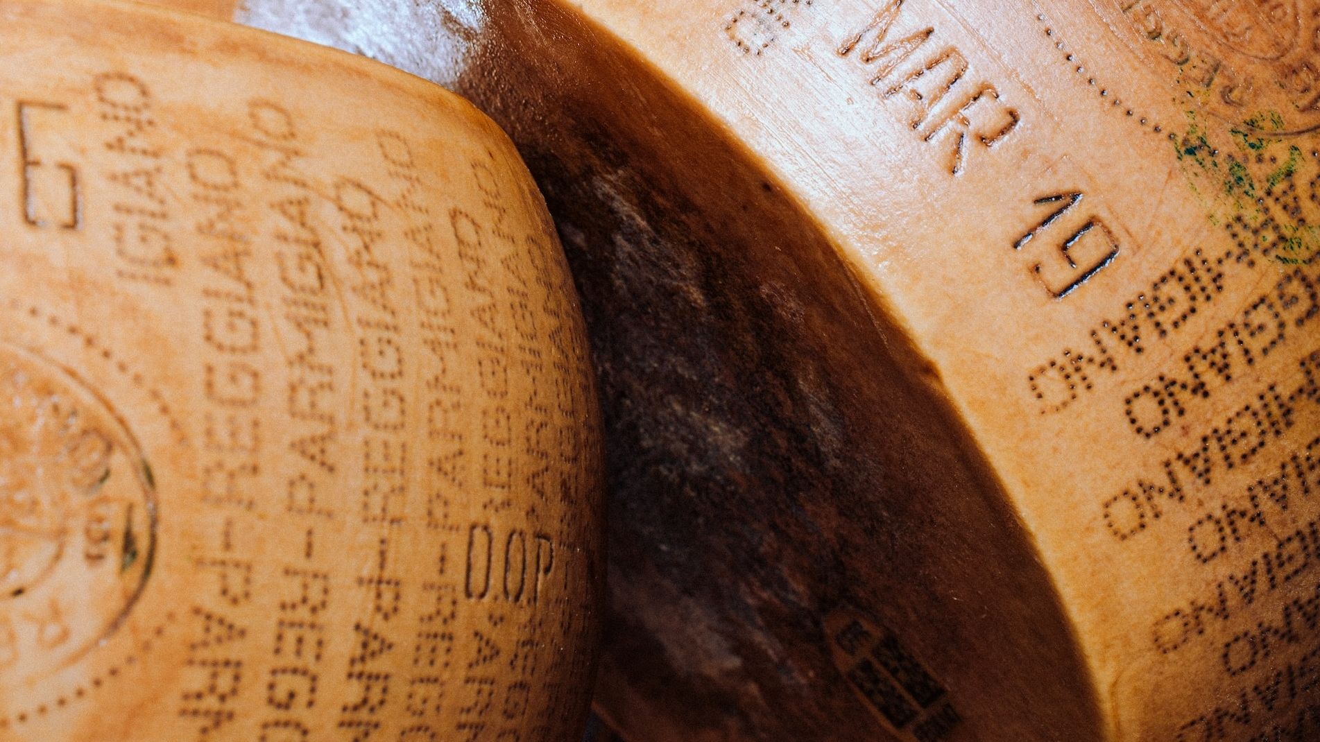Italienii vor microcipa parmezanul, pentru a reduce falsurile de Parmigiano Reggiano