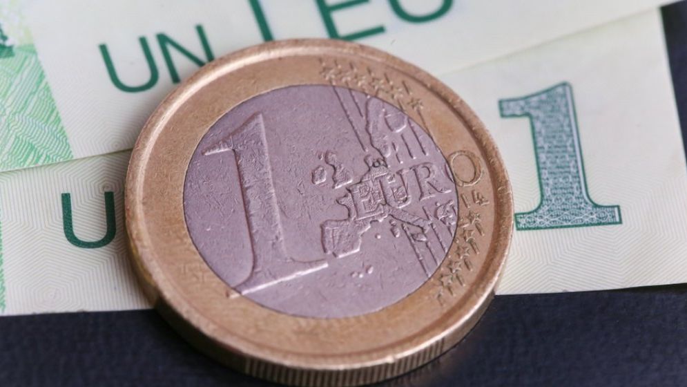 Leul înregistrează o nouă victorie pe piața valutară: se apreciază în fața euro și dolarului