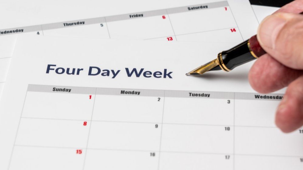 Săptămâna de lucru de 4 zile ar putea ajuta piața muncii, dar angajatorii români sunt încă reticenți