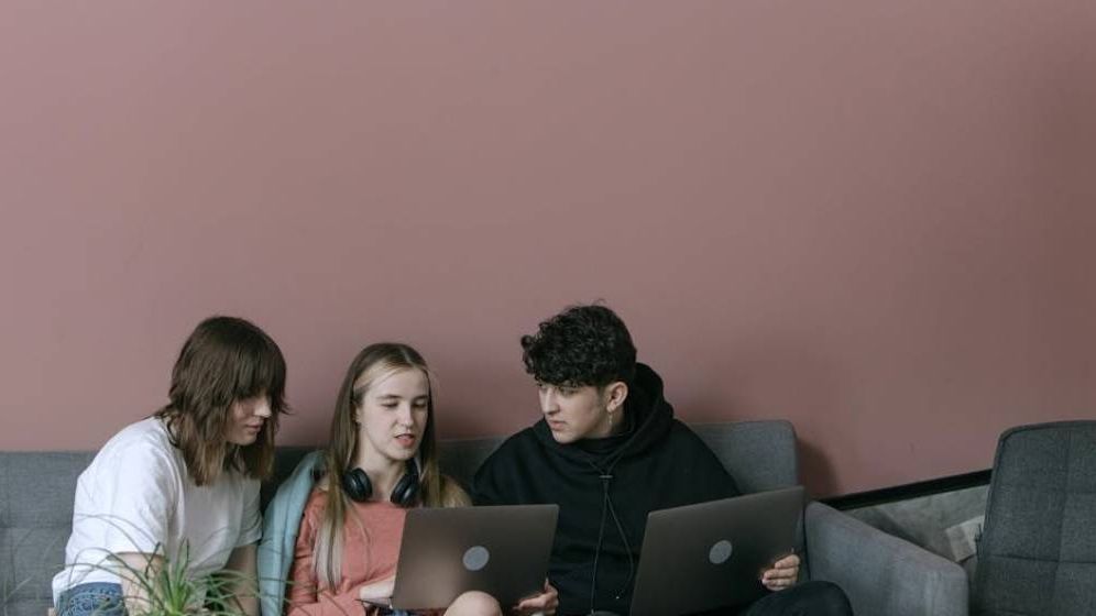 Cât costă să fii tânăr în România? Relația studenților cu banii în 2025