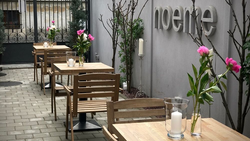 Pregătiri pentru redeschiderea teraselor. Mese de maximum patru persoane la o terasă din București