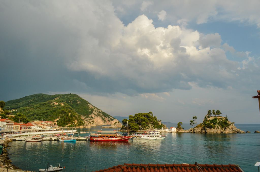Bărci pot fi închiriate din Parga și Sivota.
