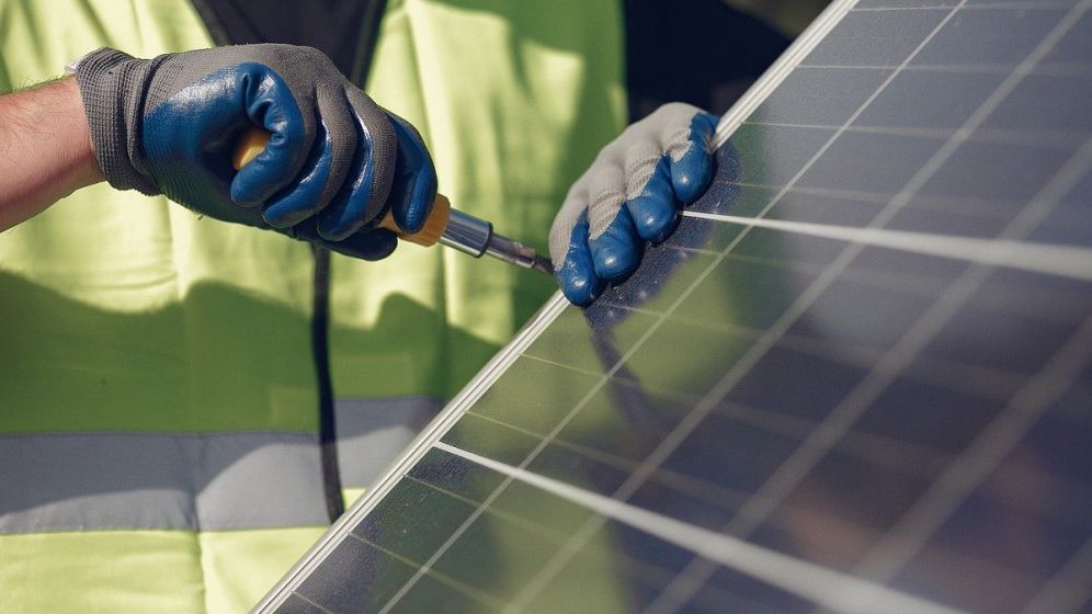 Concedieri masive la cel mai mare producător mondial de panouri fotovoltaice, prezent și în România