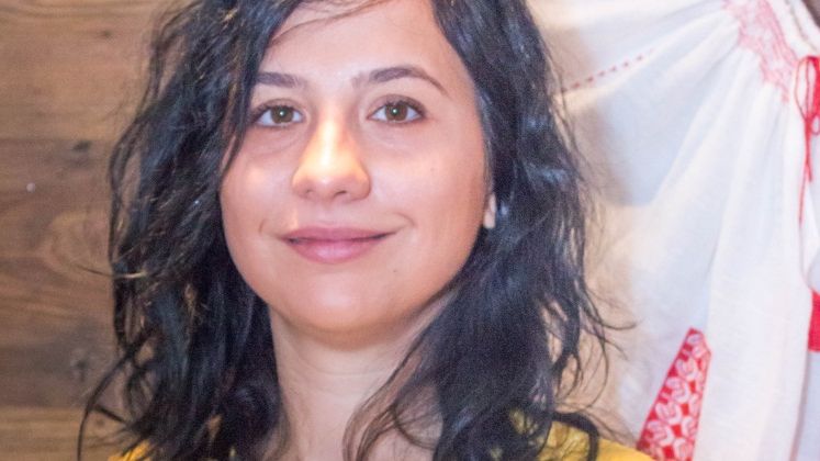 Costumul popular al bunicii a inspirat-o sa lanseze o afacere cu genti traditionale din iuta