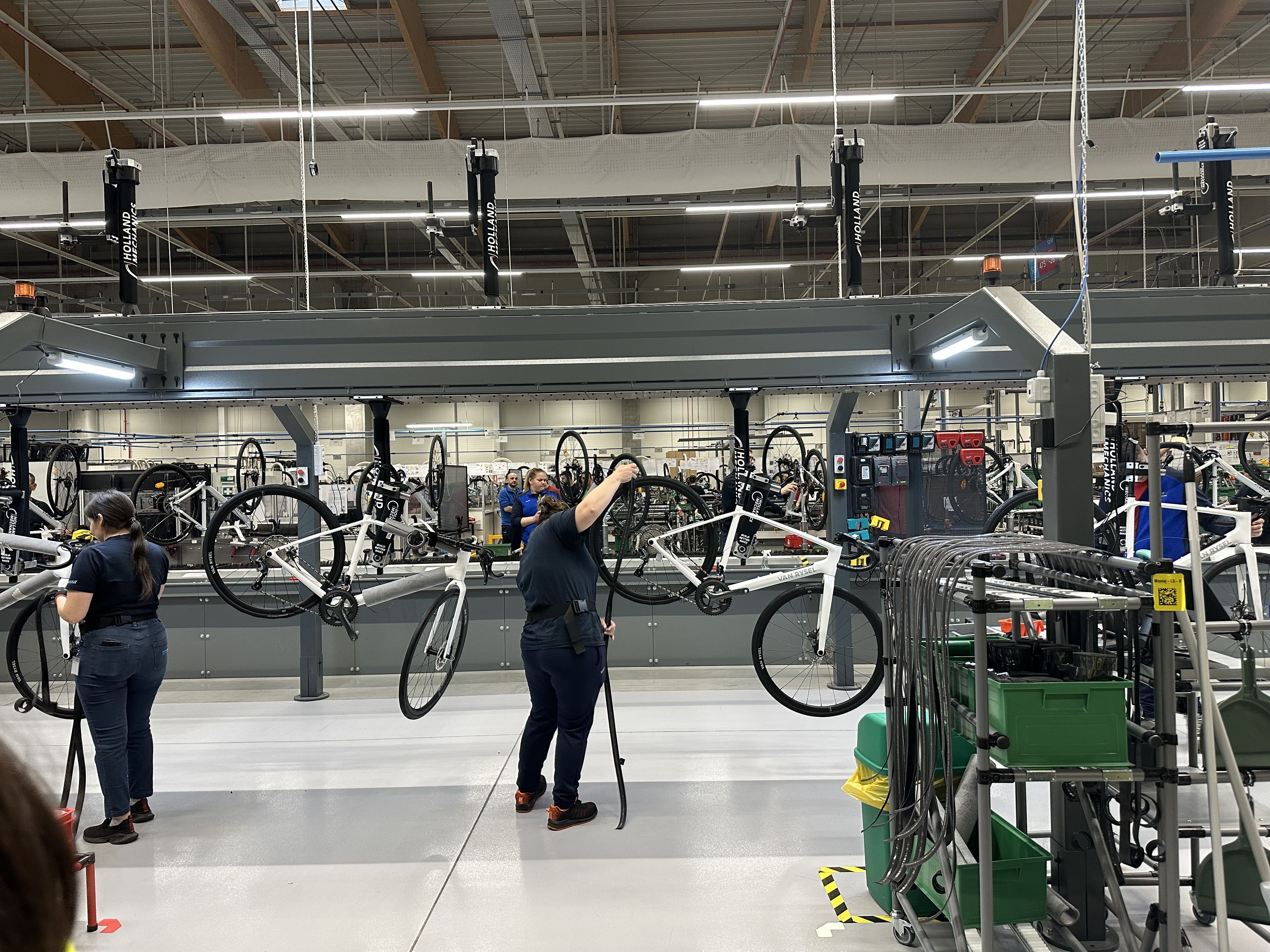 [FOTO Reportaj] Drumul bicicletelor românești, exportate în toată Europa. Cum sunt construite în fabrica Decathlon din Timișoara - Poza 14